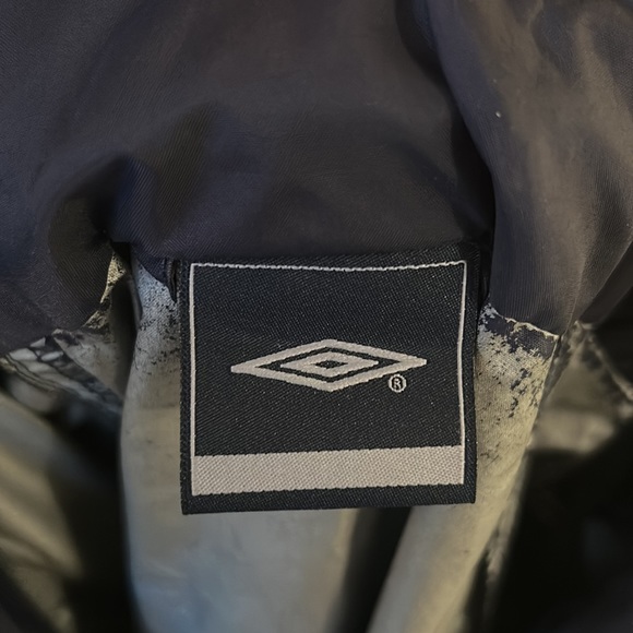 UMBRO Men’s packable rain jacket shell/poncho/windbreaker. Size Large - Picture 7 of 8